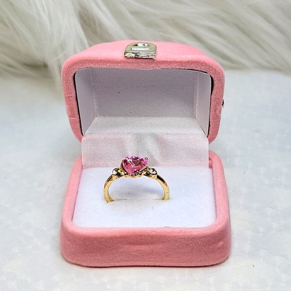Jewelry - Elegant Pink stone Ring in Gold Setting Size 8